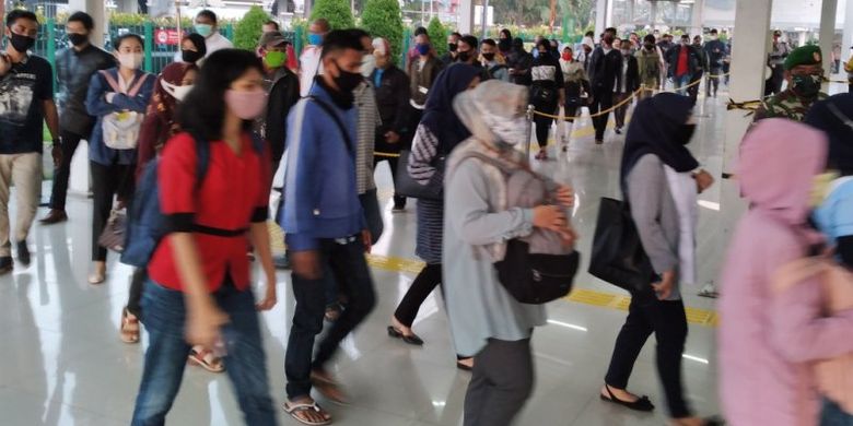 Antrean calon penumpang KRL di Stasiun Bogor, pada Senin (22/6/2020) pagi. 