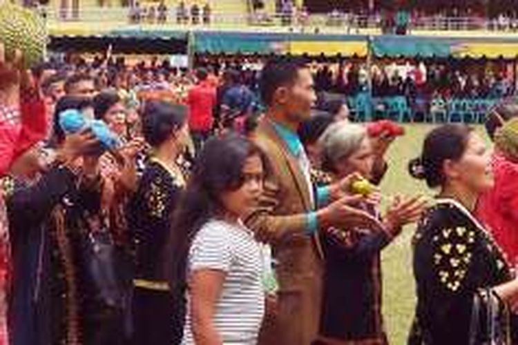 Pesta Oang-Oang di Kecamatan Sidikalang, Kabupaten Dairi, Sumatera Utara, Minggu (28/8/2016), diisi dengan defile dari setiap resort, pesertanya berpakaian adat sambil membawa hasil bumi.