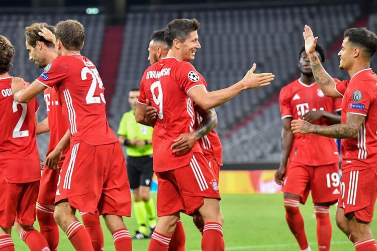 Robert Lewandowski (tengah) saat merayakan gol keempatnya pada pertandingan Bayern vs Chelsea pada leg kedua di Stadion Allianz, Minggu (9/8/2020) dini hari WIB. 