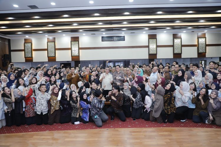 Acara pelepasan 1.105 peserta Magang Nasional Batch II di lingkungan Kementerian Ketenagakerjaan (Kemnaker), Kamis (21/5/2026). 