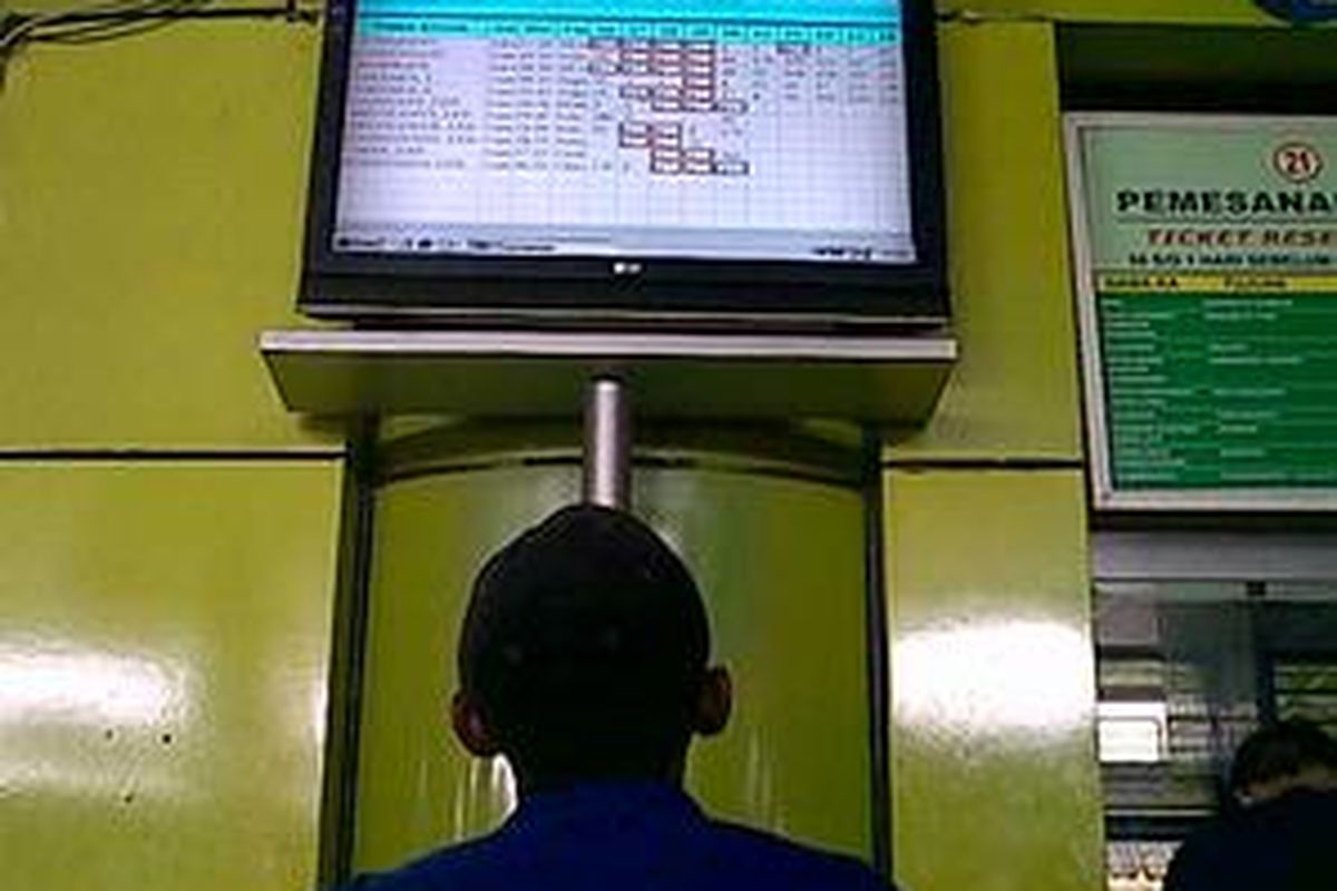 Calon penumpang mengamati monitor petunjuk data kursi yang masih tersisa di Stasiun Gambir.