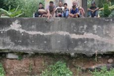 Ambles, Jalan Desa di Bawah Jembatan Rel Kereta Api di Purwakarta