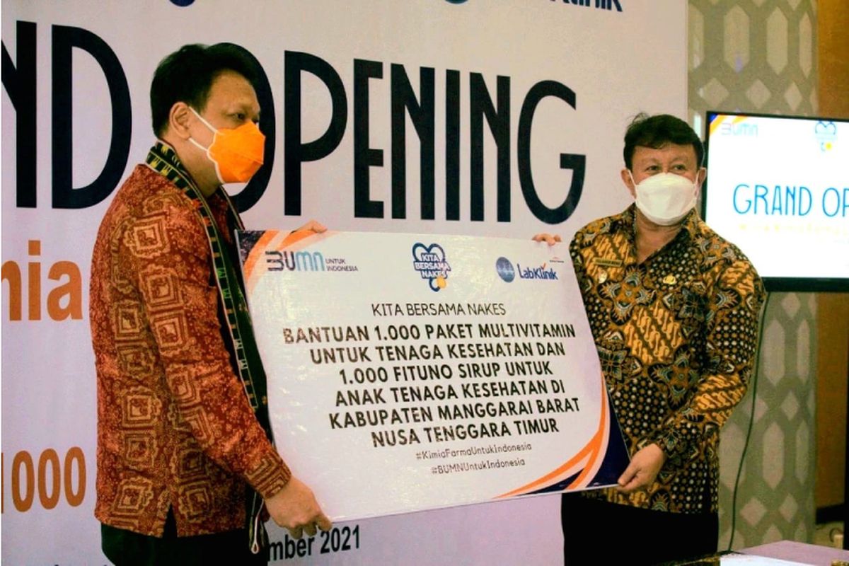 Serah terima penyerahan paket CSR Kimia Farma KITA BERSAMA NAKES oleh Plt Direktur Utama Kimia Farma Diagnostika kepada Wakil Bupati Manggarai Barat, dr Yulianus Weng, M. Kes