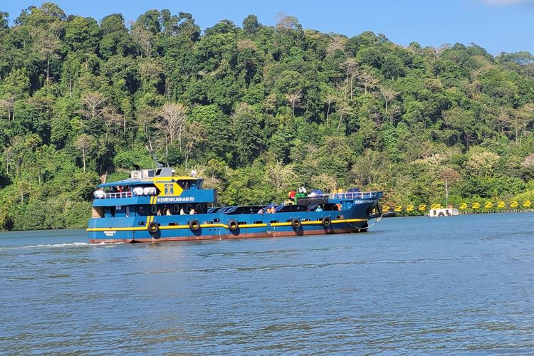 Kapal Pengayoman VIII milik Kemenkumham melintas di atas kuburan massal kapal-kapal era perang dari Dermaga Wijayapura menuju Dermaga Sodong, Pulau Nusakambangan, Cilacap, Jawa Tengah, Kamis (20/7/2023).