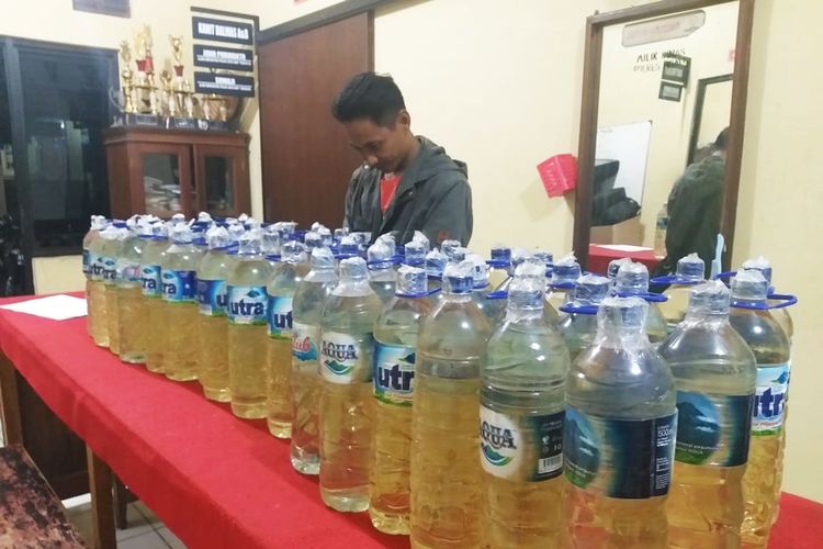 Bisnis miras, 6 anak punk diamankan anggota Sabhara Polres Ngawi. Polisi mengamankan 65 botol miras tradisional yang akan dijual ke Kabupaten Blitar.