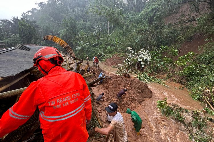 Tertimbun Longsor di Dramaga Bogor, Pria 60 Tahun Ditemukan Meninggal