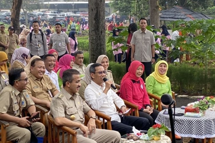Penjabat Gubernur DKI Jakarta Heru Budi Hartono menghadiri kegiatan panen raya pertanian, perternakan dan perikanan di kawasan Cipayung, Jakarta Timur pada Selasa (2/4/2024) pagi.