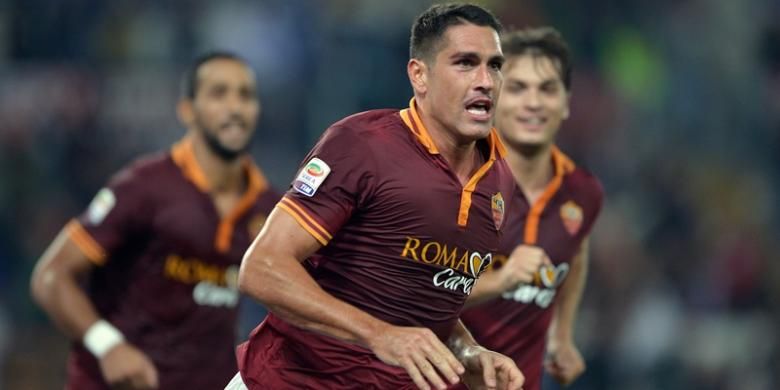 Selebrasi penyerang AS Roma, Marco Borriello, usai membobol gawang Chievo dalam lanjutan Serie-A, Kamis (31/10/2013). 