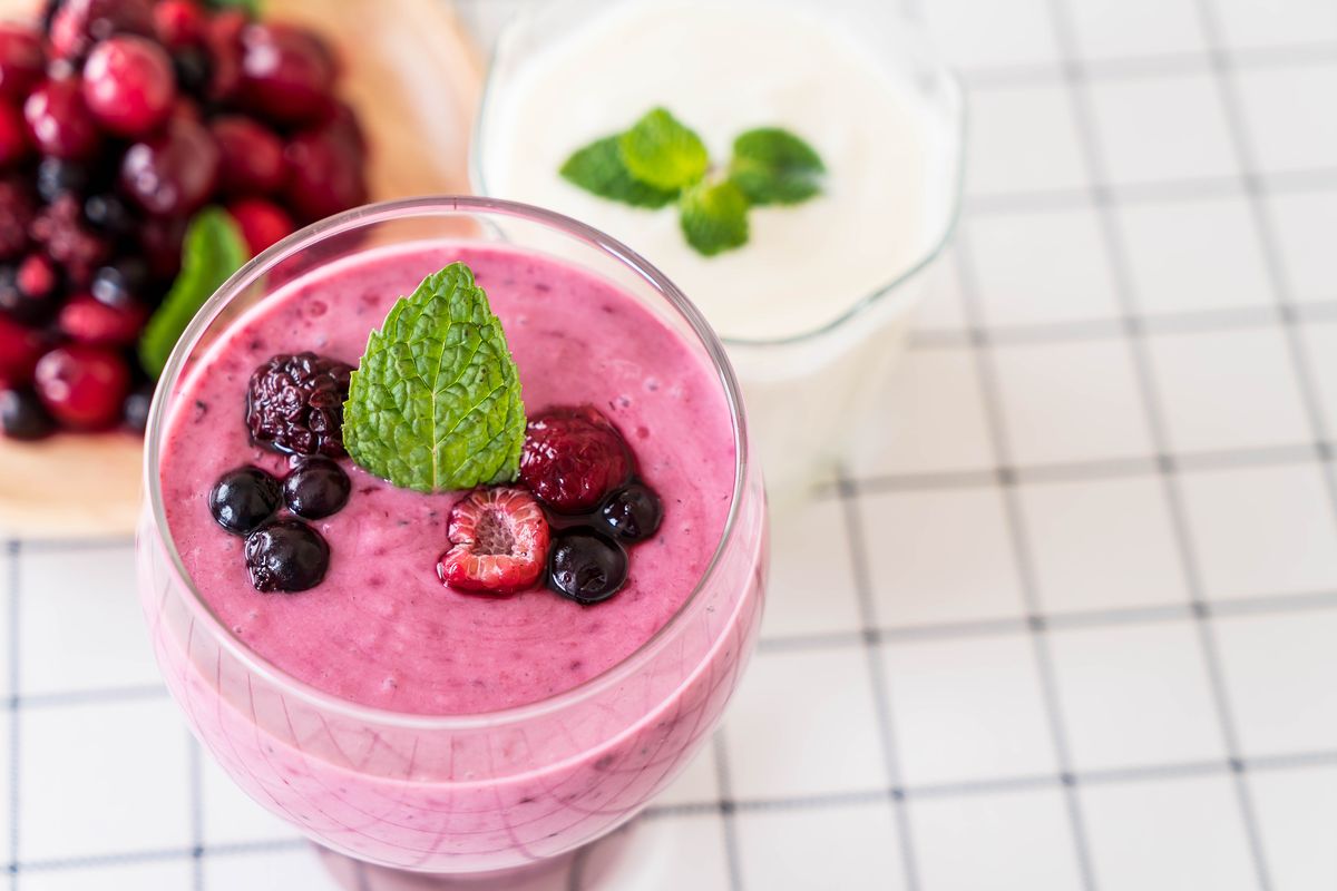 Ilustrasi smoothie dengan buah berry