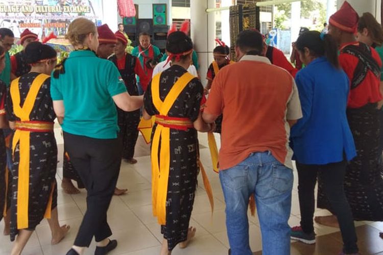 Mahasiswa Politani Negeri Kupang, NTT menampilkan tarian dari sejumlah etnis di NTT dalam acara pertukaran Bahasa dan Budaya antara Melbourne Polytechnic dan Politeknik Pertanian (Politani) Negeri Kupang, Kamis (18/4/2019).