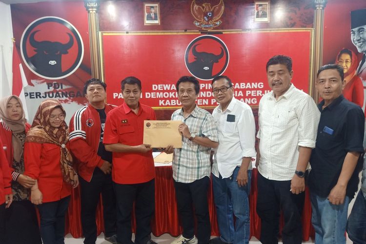 Tim Anom Widiyantoro dari Bacalon bupati Pemalang resmi mengambil formulir pendaftaran di kantor DPC PDI Perjuangan Kabupaten Pemalang