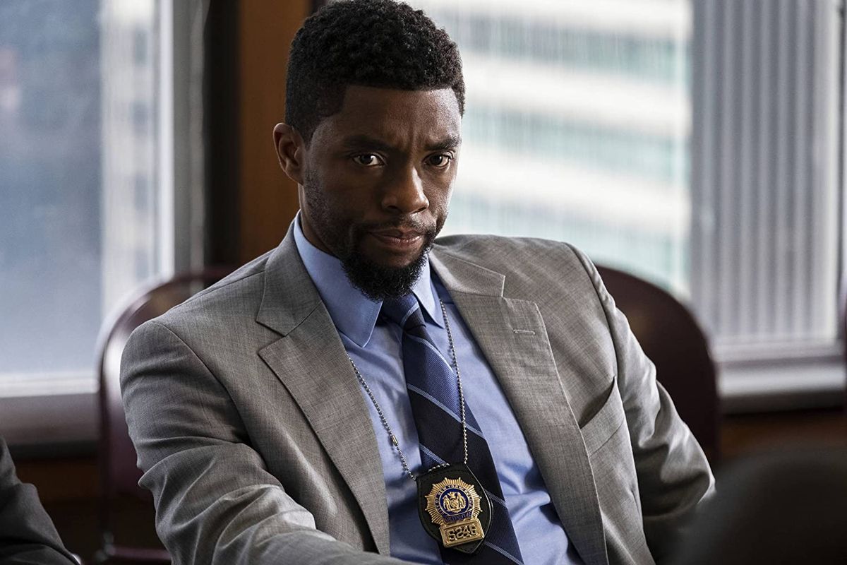 Chadwick Boseman dalam film 21 Bridges