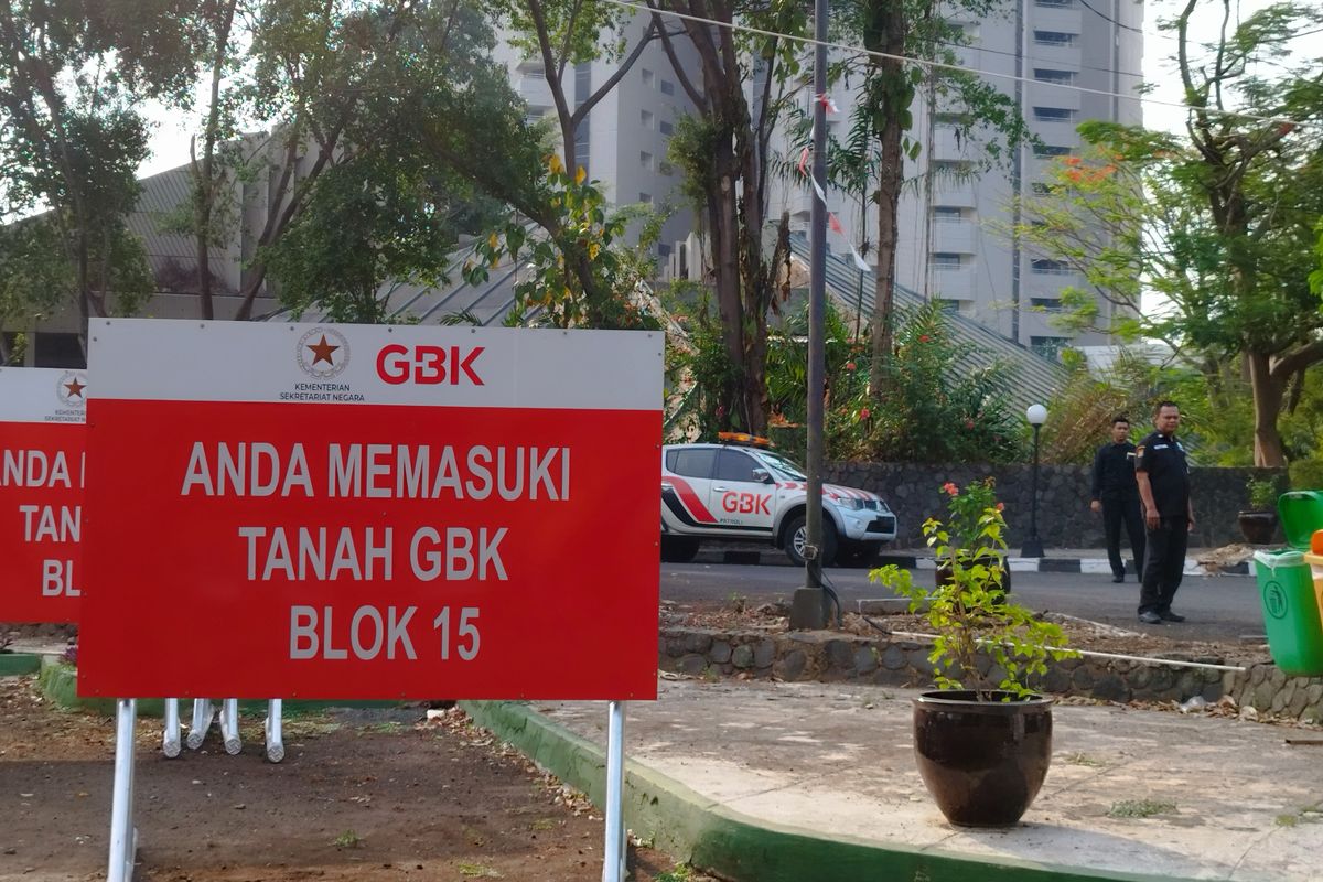 Plang berlogo Kementerian Sekretariat Negara dan GBK di depan akses masuk Hotel Sultan, Tanah Abang, Jakarta Pusat, Kamis (26/10/2023). (KOMPAS.com/XENA OLIVIA)