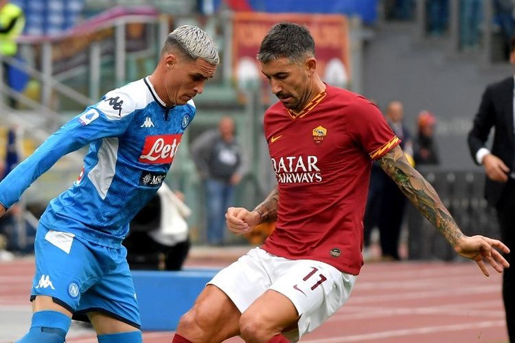 Jose Callejon berduel dengan Aleksandar Kolarov pada pertandingan AS Roma vs Napoli dalam lanjutan Liga Italia di Stadion Olimpico, 2 November 2019. 