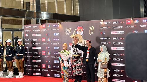 Tiba di Lokasi Debat, Mahfud Pakai Baju Adat Madura, Ganjar Berpakaian Adat Rote