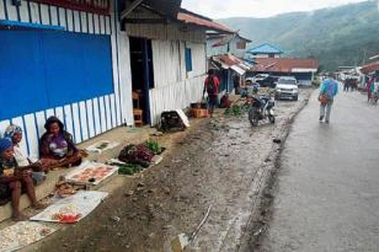 Aktivitas penjualan sayuran terpaksa dilakukan di emperan jalan di Karubaga, Kabupaten Tolikara, Papua, Jumat (24/7). Di Karubaga belum ada pasar tradisional yang bisa menampung para pedagang untuk berjualan. 