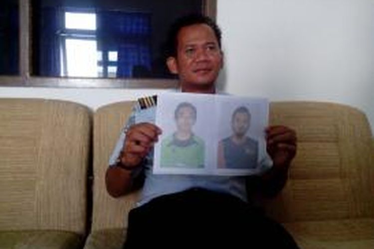 Kepala Seksi Pengawasan dan Penindakan Keimigrasian Kantor Imigrasi kelas II Nunukan Bimo Mardi Wibowo memperlihatkan foto kedua warga Malaysia yang melarikan diri usai divonis empat bulan kurungan karena memasuki wilayah Indonesia secara illegal.