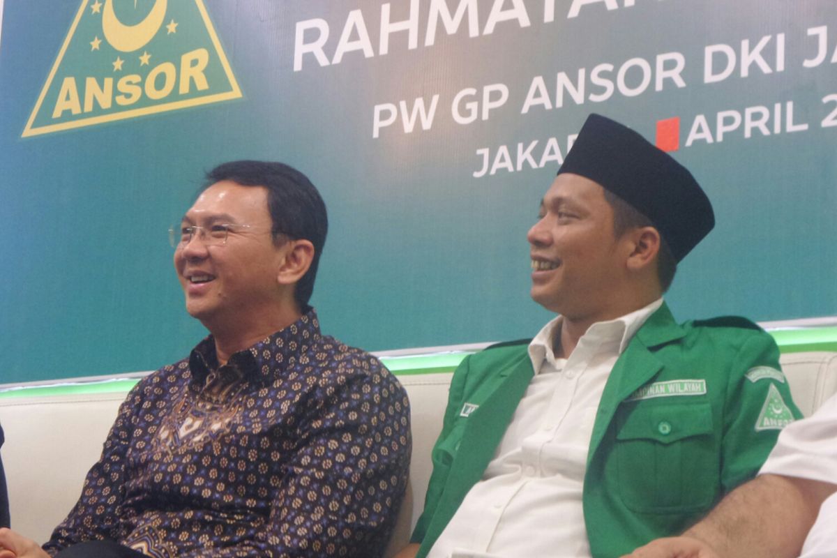 Calon gubernur DKI Jakarta Basuki Tjahaja Purnama dan Ketua GP Ansor DKI Abdul Azis. 
