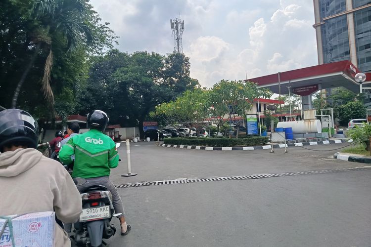 Pengemudi Ojol di Bekasi Rela Tambah Jam Kerja agar Tetap Bisa Isi Pertamax