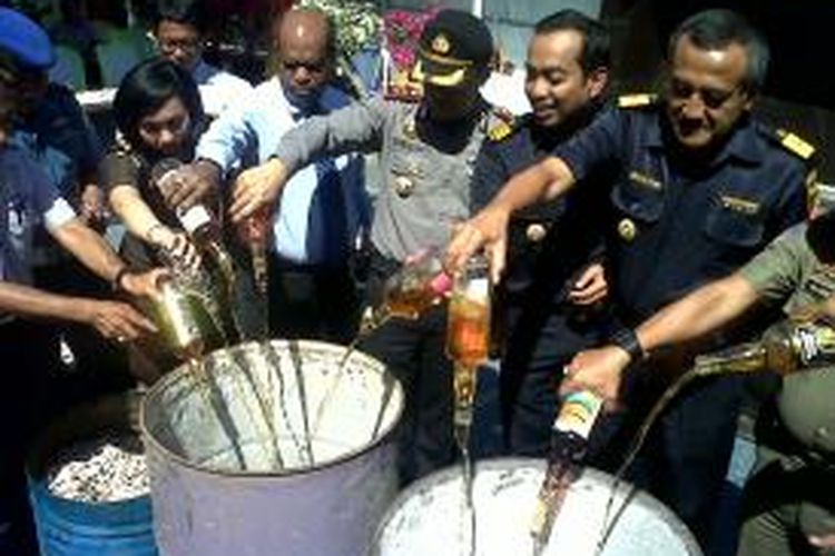 Pemusnahan minuman keras dan rokok hasil sitaan Bea Cukai Makassar, Rabu (4/9/2013).