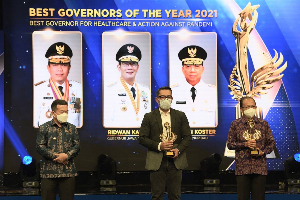 Gubernur Jawa Barat (Jabar) Ridwan Kamil saat dinobatkan sebagai Best Governor for Healthcare and Action Against Pandemi dan Best Governor for E-Government and Digital Innovation dalam People of The Year 2021 di Jakarta, Rabu (24/11/2021).