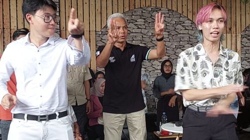  Momen Ganjar Belajar Joget Saat Temui Pembuat Konten di Purbalingga