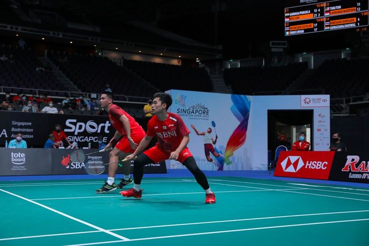 Ganda putra Indonesia, Leo Rolly Carnando/Daniel Marthin, saat bertanding melawan wakil Malaysia, Tan Kian Meng/Tan Wee Kiong, pada babak 32 besar Singapore Open yang digelar di Singapore Indoor Stadium, Singapura, pada Selasa (12/7/2022).