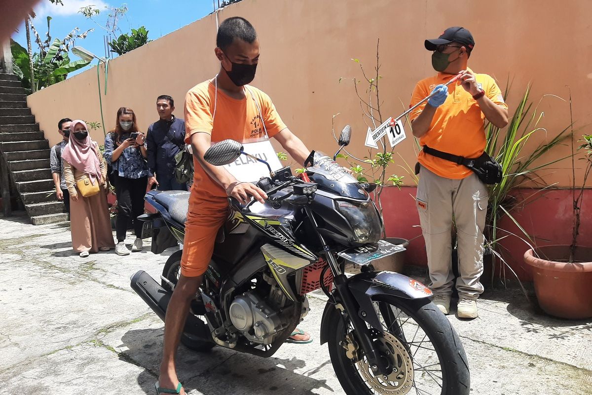 Pelaku pembunuhan dan mutilasi HP (23) saat di rekonstriksi memperagakan akan menjemput korban A (34) dari salah satu wisama di Jalan Kaliurang, Dusun Purwodadi, Kalurahan Pakembinangun, Kecamatan Pakem, Kabupaten Sleman.