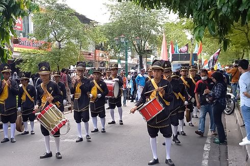 Ingatkan Sri Sultan, Pasukan Berpakaian ala Bregada Ikut dalam Demo Hari Buruh di Yogyakarta