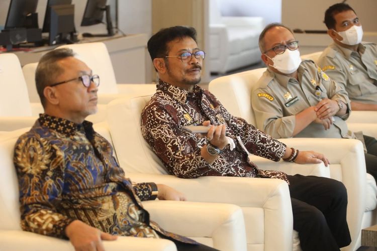 Menteri Perdagangan (Mendag) Zulkifli Hasan dan Menteri Pertanian (Mentan) Syahrul Yasin Limpo (SYL) saat berunding di ruang kerja Kementan, Jakarta Selatan (Jaksel), Senin (20/6/2022).
