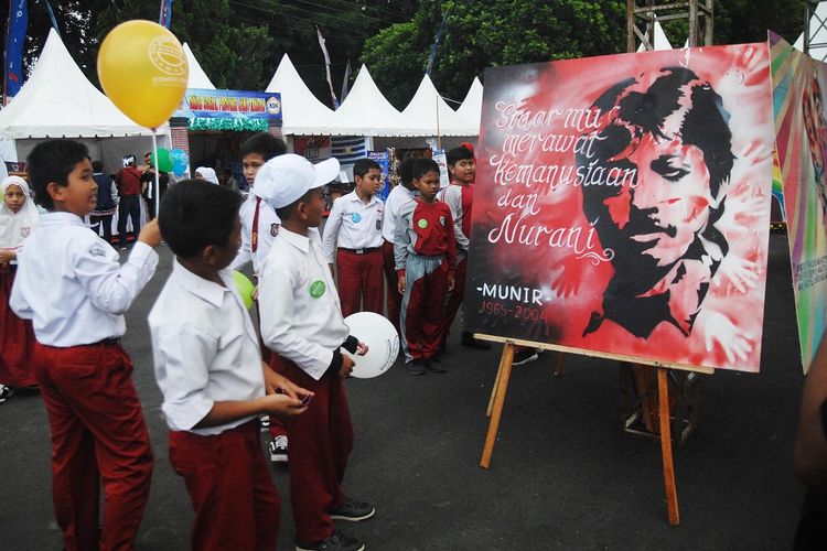 Sejumlah pelajar menyaksikan karya lukis di arena Festival HAM (hak Asasi Manusia) 2018 di Wonosobo, Jawa Tengah, Rabu (14/11/2018). Festival Ke-5 HAM 2018 mengangkat tema Merawat Keragaman, Memupuk Solidaritas Menuju Indonesia yang Inklusif dan Berkeadilan guna menumbuhkan kesadaran masyarakat akan pentingnya hak asasi manusia. ANTARA FOTO/Anis Efizudin/pd.