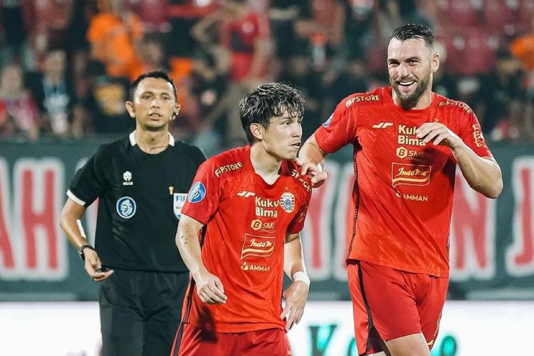 Pemain Persija Jakarta, Ryo Matsumura dan Marko Simic, saat bertanding melawan Dewa United dalam lanjutan Liga 1 2023-2024. Laga Persija vs Dewa United bergulir di Stadion Kapten I Wayan Dipta pada Sabtu (2/3/2024). Terkini, Persija kembali memakai Stadion Kapten I Wayan Dipta saat melakoni laga kandang karena Gelora Bung Karno digunakan untuk timnas Indonesia. 