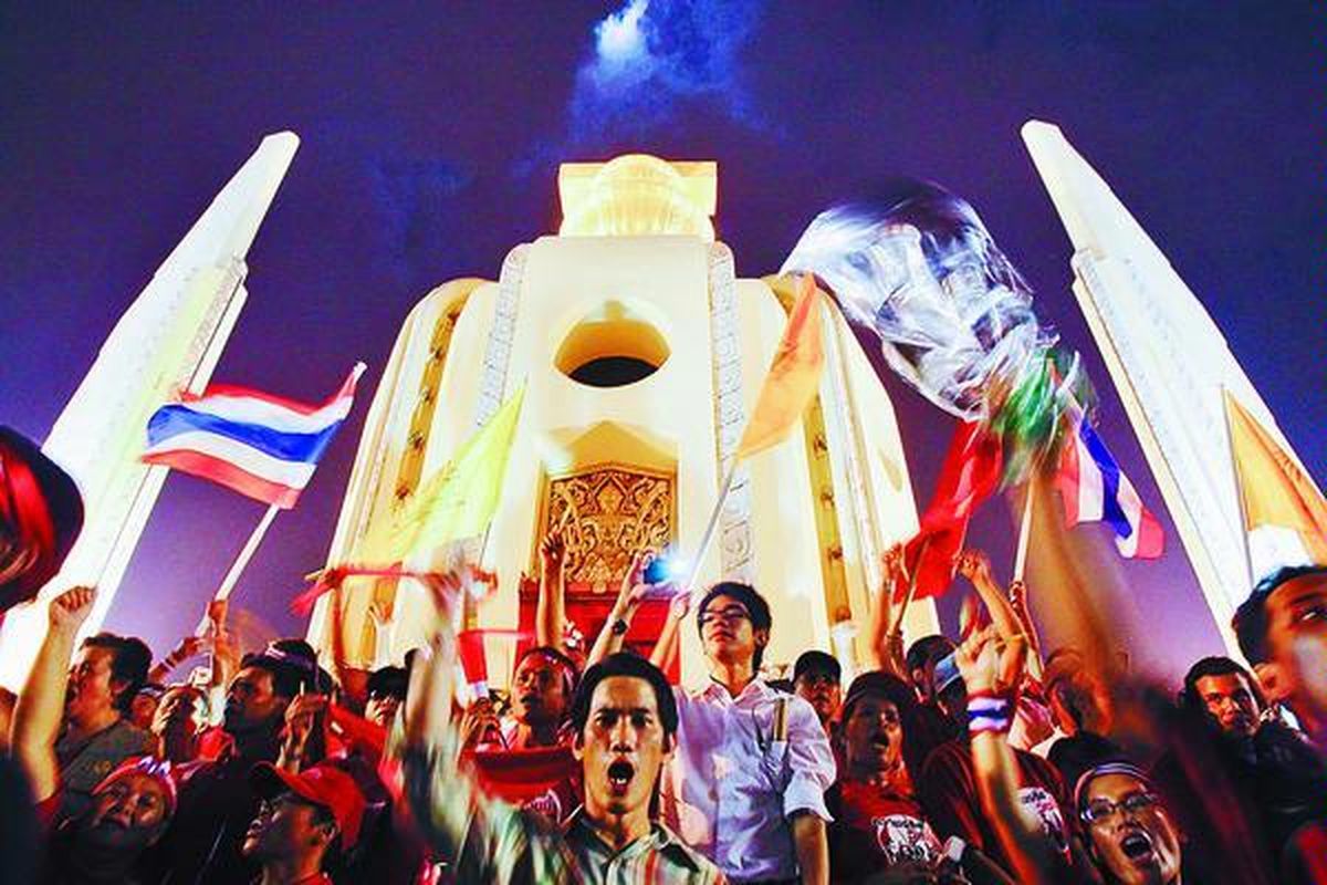 Ribuan demonstran pro-Pemerintah Thailand menggelar aksi di Monumen Demokrasi di Bangkok, Thailand, memperingati 35 tahun perlawanan pro-demokrasi, Selasa (14/10). Peringatan ini berkenaan dengan aksi represif militer terhadap gerakan pro-demokrasi yang didalangi mahasiswa 35 tahun lalu, yang berakhir dengan 77 orang tewas dan lebih dari 800 orang lainnya cedera. Konflik politik belakangan ini mewarnai kehidupan di Bangkok setiap hari, terutama aksi protes menentang Perdana Menteri Somchai Wongsawat yang dipilih parlemen hasil pemilu. 