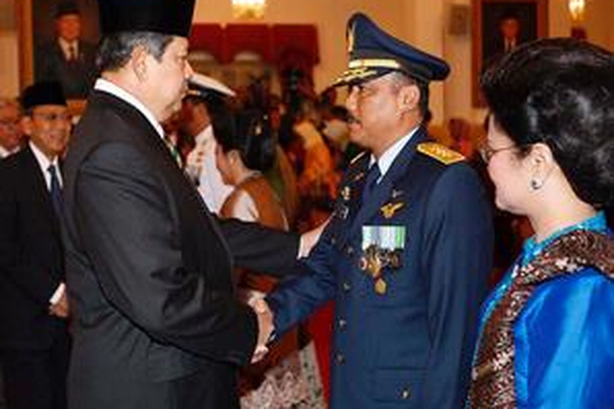 Presiden Susilo Bambang Yudhoyono, Senin (9/11) siang di Istana Negara melantik dan mengambil sumpah tiga Kepala Staf TNI, masing-masing Letjen TNI George Toisutta sebagai KSAD, Laksdya TNI Agus Suhartono sebagai KSAL dan Marsdya TNI Imam Sufaat sebagai KSAU. Presiden memberikan selamat kepada KSAU Marsdya Imam Sufaat.