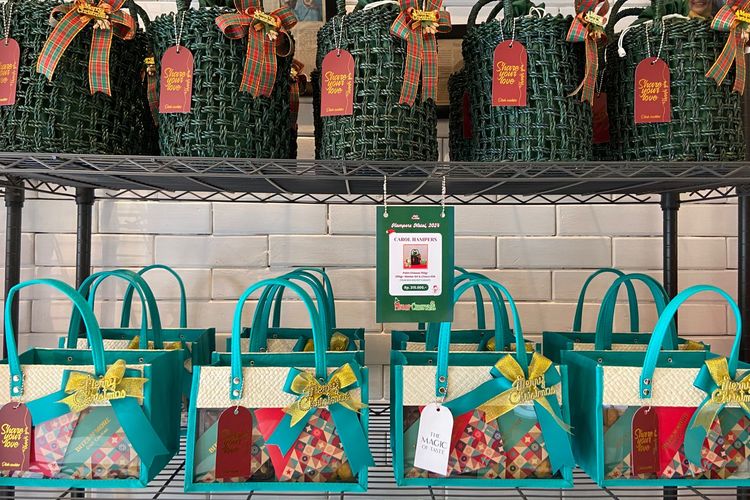 Pilihan hampers Natal Diah Cookies Kampung Ketandan Surabaya.