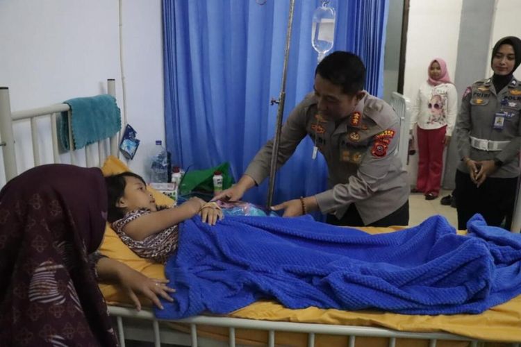 Kapolres Cimahi menyambangi para pasien keracunan massal di Puskesmas Saguling, Kabupaten Bandung Barat, Jawa Barat, Kamis (28/9/2023).