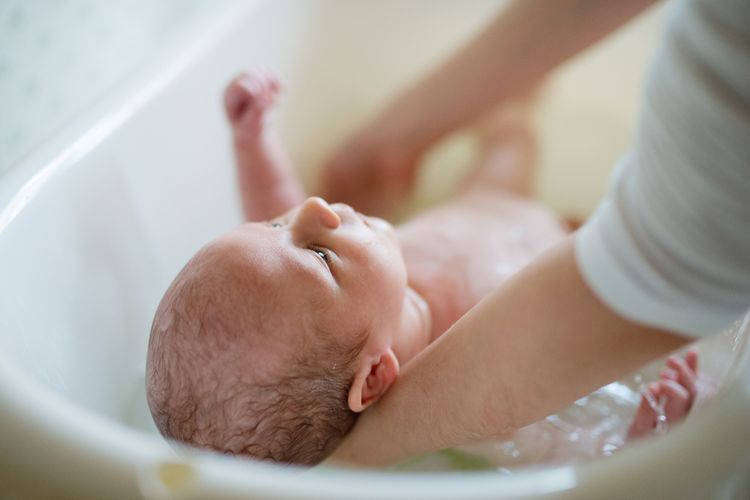 Ilustrasi bayi mandi, perawatan kulit wajah bayi