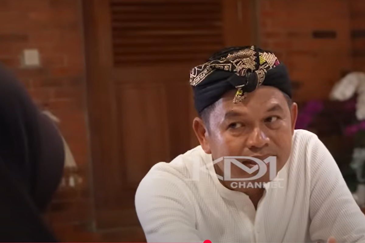 Seorang ibu asal Purwakarta menemui Gubernur Jawa Barat, Dedi Mulyadi, di kediamannya, di Lembur Pakuan, Kabupaten Subang, dan sambil menangis meminta anaknya dimasukkan ke barak militer