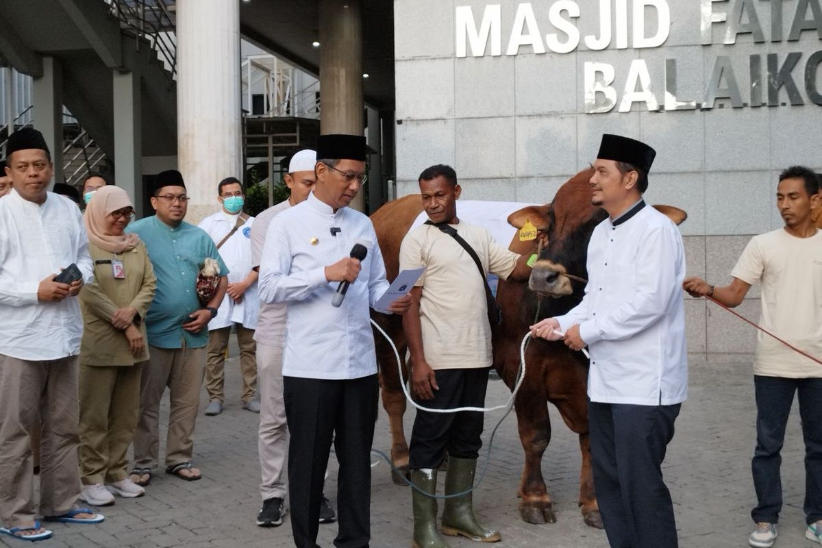Penyerahan sapi kurban oleh Pj Gubernur Heru Budi kepada Korpri DKI Jakarta di Balai Kota, Jakarta Pusat, Kamis (29/6/2023). (KOMPAS.com/XENA OLIVIA)