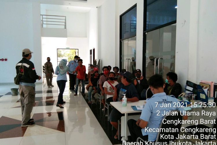 Sebelas orang penyandang masalah kesejahteraan sosial (PMKS) dibawa ke penampungan sementara Suku dinas sosial Jakarta Barat di GOR Cengkareng pada Kamis (7/1/2021).