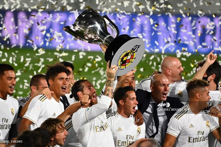 Para pemain Real Madrid merayakan keberhasilan menjadi juara Liga Spanyol setelah mengalahkan Villarreal 2-1 di Stadion Alfredo di Stefano, Valdebebas, pada Jumat (17/7/2020) dini hari WIB.