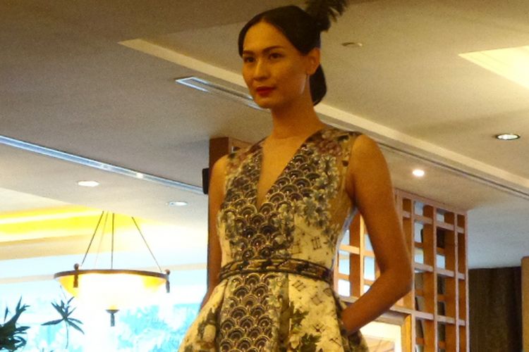 Peragaan busana koleksi The Golden Muse by SebastianRed rancangan Sebastian Gunawan dan Christina Panarese, di Cascade Lounge Hotel Mulia Senayan, Jakarta, Rabu (17/1/2018).