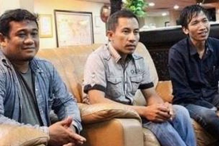 Menjadi ”welder” atau tukang las untuk industri merupakan pilihan banyak pemuda Indonesia. Dengan keahlian yang dimiliki, mereka bisa bekerja di mana pun dengan gaji yang mencukupi. Dari kiri ke kanan adalah Ridwan Nawing, Mujahiddin, dan Supriyadi dari Ikatan Welder Bontang.