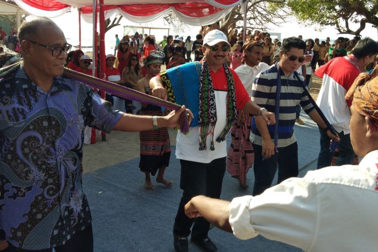 Menteri Pariwisata Arief Yahya (bertopi putih) menari Tarian Likurai di Pantai Pasir Putih di Desa Kenebibi, Kecamatan Kakuluk Mesak, Kabupaten Belu, Nusa Tenggara Timur (NTT), Jumat (5/10/2018).
