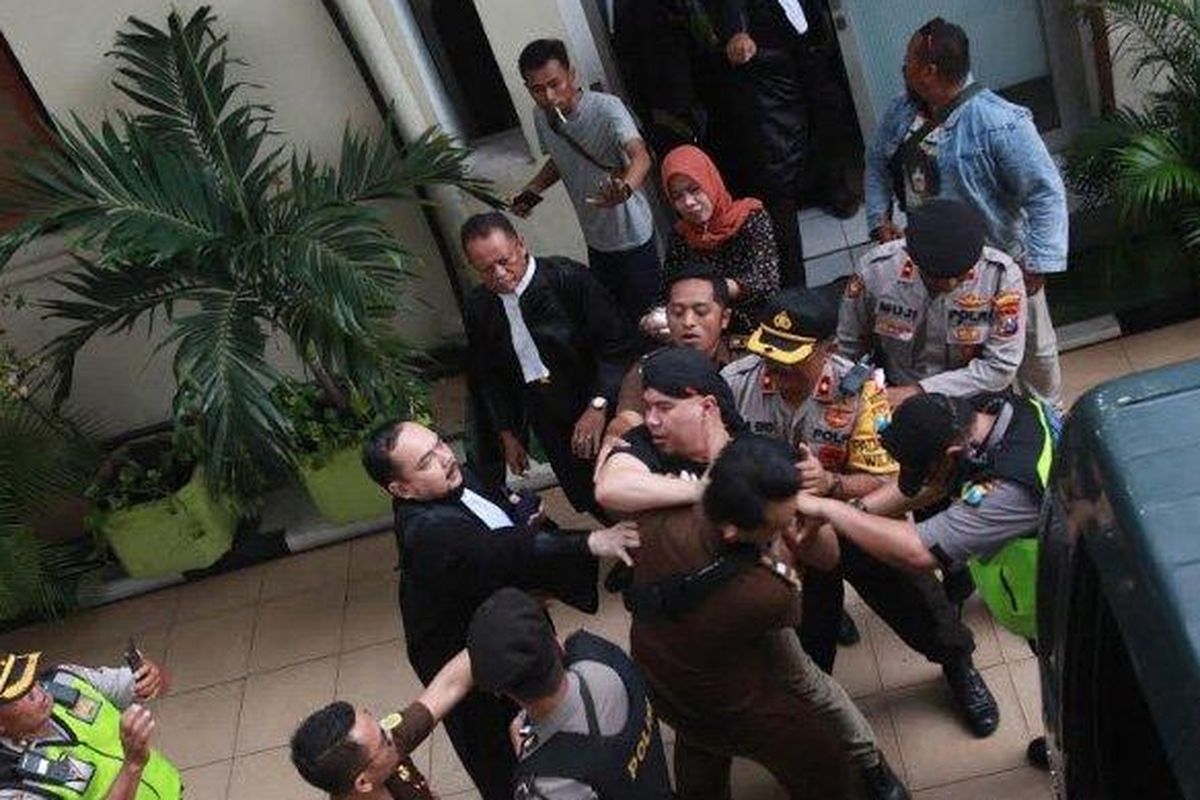 Ahmad Dhani bersitegang dengan jaksa pengawal, kericuhan itu terjadi usai sidang lanjutan kasus vlog idiot? yang beragendakan tuntutan di PN Surabaya ditunda, Kamis (11/4/2019).