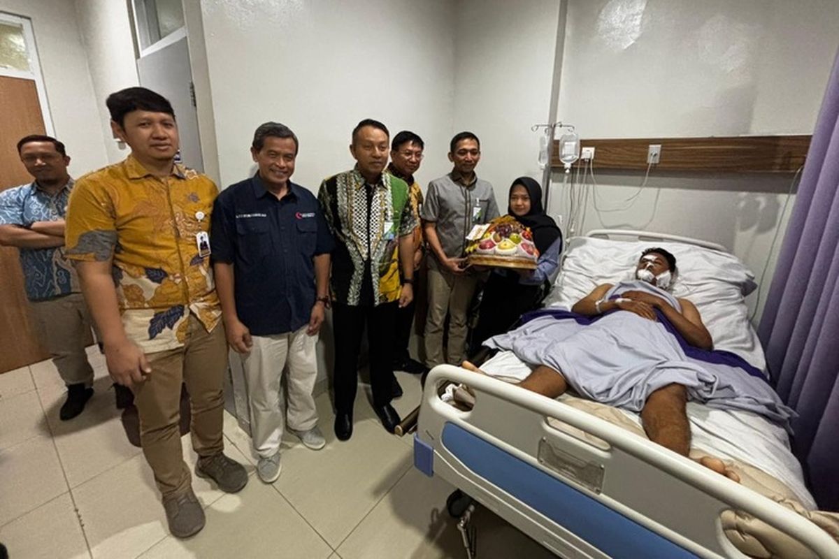 Direktur Pengembangan Investasi BPJS Ketenagakerjaan saat menjenguk Gilang di RS Permata Cirebon, Jawa Barat.