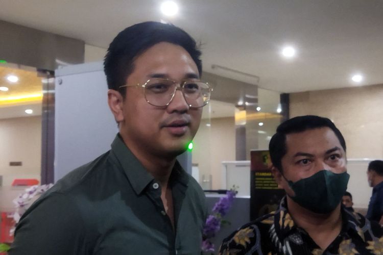Artis Chris Ryan (kiri) dan kuasa hukumnya, Sukma Bambang Susilo (kanan), saat ditemui di Bareskrim Polri, Selasa (15/3/2022). 