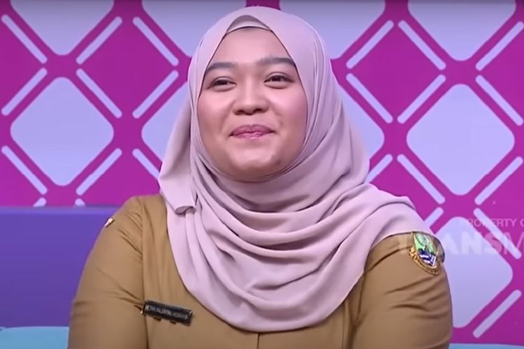 Betha Valentina, guru yang video cover lagu Keisya Levronka berjudul Tak Ingin Usai viral. 