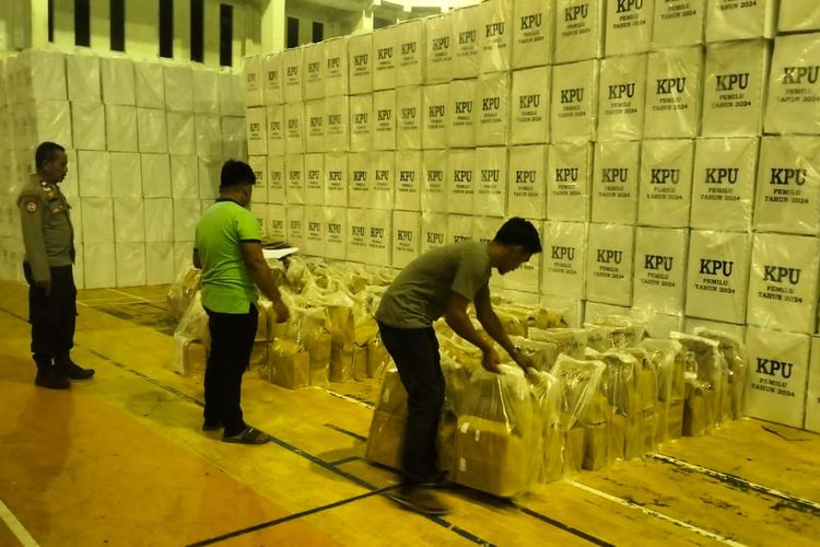 Proses pemindahan logistik surat suara pemilu ke Gor Batu 6 Bagansiapiapi, Kabupaten Rokan Hilir, Riau, Selasa (23/1/2024).