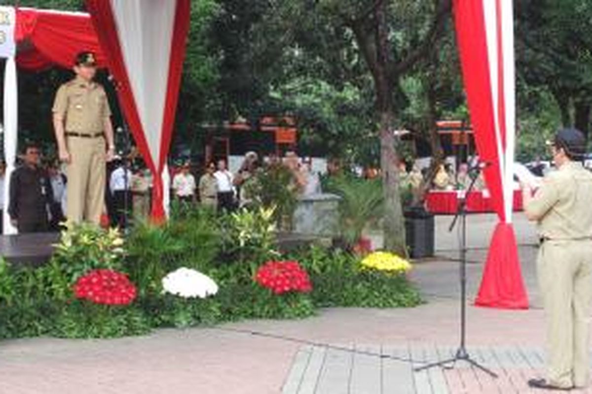 Wakil Gubernur DKI Jakarta Basuki Tjahaja Purnama menjadi inspektur upacara dalam Apel Kesiapan Mudik Idul Fitri 1434 Hijriah, di Monas, Jakarta, Rabu (31/7/2013).